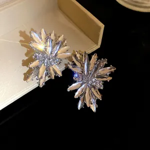 Primer plano de elegantes pendientes de botón con forma de fuegos artificiales.