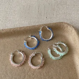Detailansicht der bunten Glasperlen-Creolen in Rosa, Blau und Mintgrün, elegant.