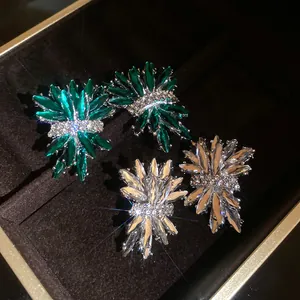 Elegantes pendientes de fuegos artificiales con cristales verdes y blancos en estuche