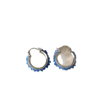 Elegante silberfarbene Creolen mit leuchtend blauen Glaskristallkanten-Details.