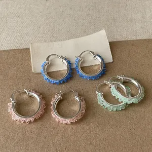 Detailansicht der eleganten Creolen mit buntem Glasdekor in Blau, Rosa und Mintgrün