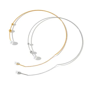 Primo piano di girocolli con perle in oro e argento su uno sfondo bianco puro.
