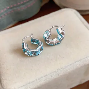 Orecchini a cerchio vintage francesi con pietre di zircone blu chiaro quadrate