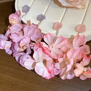Eleganti orecchini con fiori di stoffa, rose in resina e perle per le vacanze