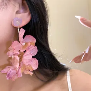 Orecchini romantici con fiori in tessuto, rosa in resina viola e accenti di perle bianche