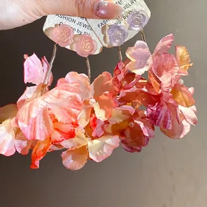 Eleganti orecchini a fiore in tessuto con rose in resina e nappe di perle