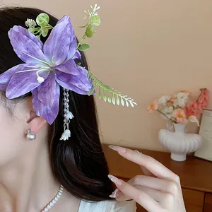 Elegante molletta per capelli a forma di giglio in tessuto viola con nappe su modella