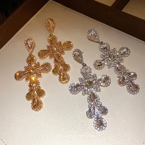 Lussuosi orecchini a croce con cristalli a goccia scintillanti e perni in argento 925