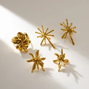 Set de joyas de lujo con pendientes y anillo de acero dorado diseño fuego artificial