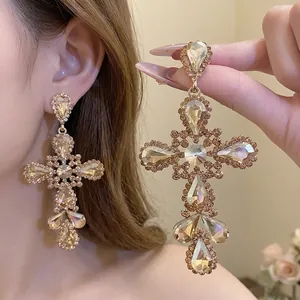 Orecchini a croce con strass champagne con gocce a pera e perni in ago d'argento