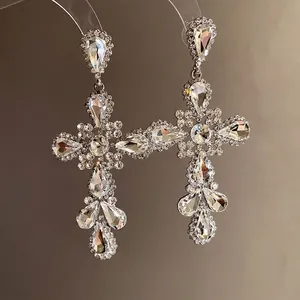 Orecchini a croce lussuosi color argento con brillanti cristalli a goccia per donne