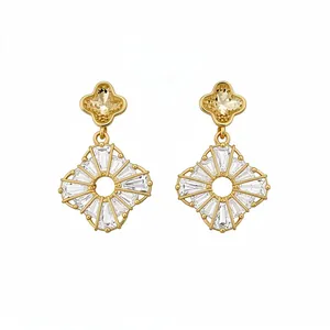 Eleganti orecchini a fiore vintage placcati in oro con zirconi radiosi con taglio a baguette