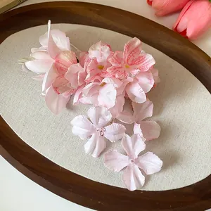 Vista macro di un'elegante clip per capelli a fiori in tessuto rosa con petali