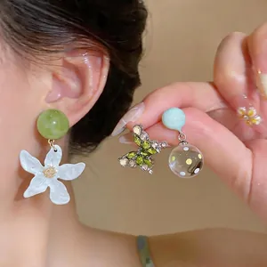 Orecchini a pendente asimmetrici stile foresta con farfalla e fiore bianco, verde