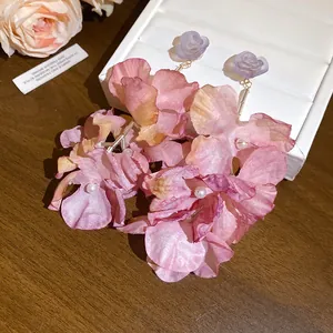 Eleganti orecchini a fiori in tessuto fatti a mano con rose in resina e perle da vacanza.