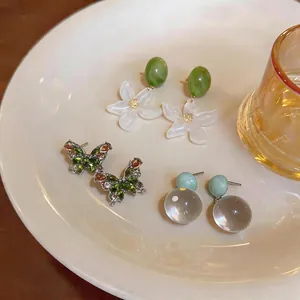 Set di orecchini eleganti in argento con disegni di farfalle e fiori in stile foresta.