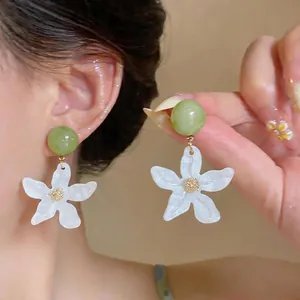 Eleganti orecchini stile foresta con perle verdi e fiori perlati bianchi per donna