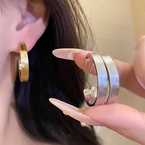Orecchini a Bottone a Forma di C Spazzolati Placcati Oro 18K Con Perno in Argento Minimalisti Geometrici Lussuosi Orecchini per Donna Gioielli