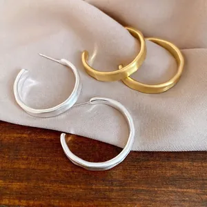 Elegante set di orecchini a cerchio a forma di C placcati oro 18K con finitura opaca