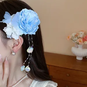 Vista dettagliata di un'elegante fermaglio per capelli a fiori in stile cinese.