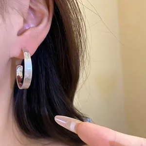 Orecchini a cerchio a forma di C in argento spazzolato da donna