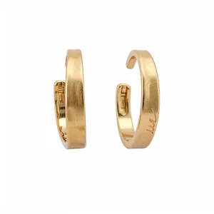 Orecchini a cerchio a forma di C placcati in oro 18K con finitura satinata spazzolata