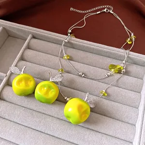 Exquisites Schmuckset mit grünem Apfelanhänger, Halskette und Ohrringen in Silberoptik