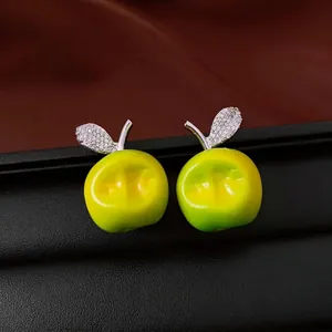 Elegante grüne Apfel-Ohrstecker mit kristallbesetzten Blättern und silbernen Stielen.