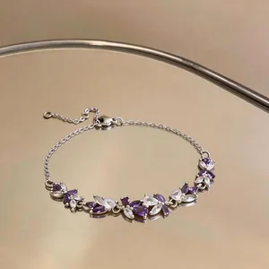Bracelet élégant en argent avec zircons violets et blancs en forme de larme sur miroir.