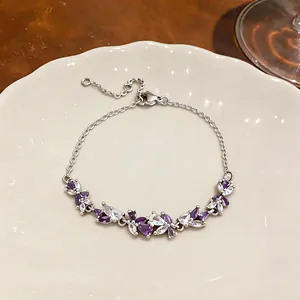 Bracelet élégant avec zircons violets en forme de goutte sur une assiette en céramique
