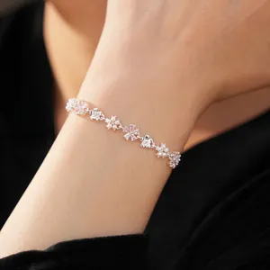 Bracelet élégant avec fleurs en zircon et perles au poignet avec une esthétique douce