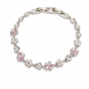 Bracelet de fleurs élégant avec zircons roses et perles sur fond blanc