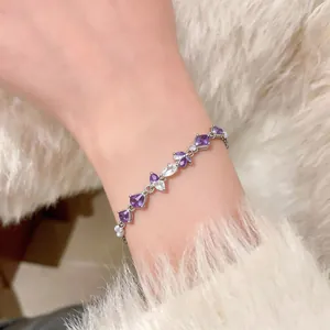 Vue détaillée d'un bracelet élégant en zircone violette en forme de larme au poignet.