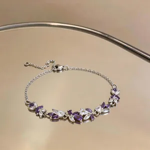 Élégant bracelet argenté orné de zircons violets et clairs en taille marquise.