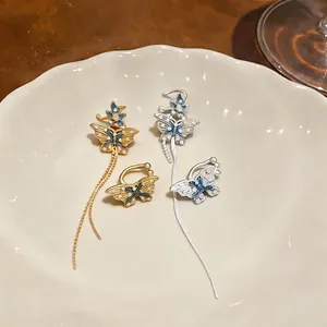 Boucles d'oreilles élégantes papillon et fleur avec zircon et détails en émail bleu
