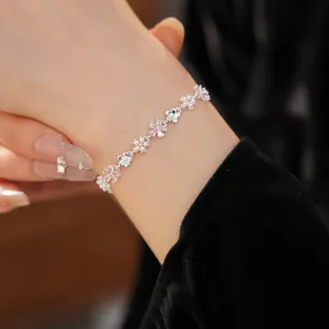 Détail d'un bracelet floral en argent orné de zircons roses et de petites perles blanches