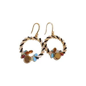 Elegante goldene Creolen mit bunten Kristallperlen und funkelndem Straßstein-Design