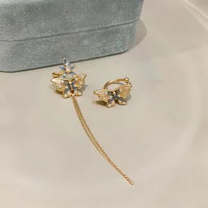Ensemble de bagues d'oreille papillon dorées avec émail bleu et long pompon à chaîne