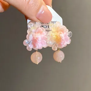 Orecchini a fiore in resina con perno in argento S925 e sfumatura rosa romantica