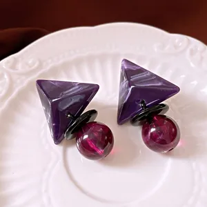 Pendientes vintage de resina con triángulo púrpura y esfera de mármol magenta elegante