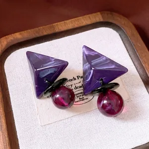 Pendientes vintage de resina púrpura con textura de mármol y formas geométricas