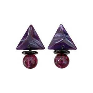 Pendientes geométricos de resina veteada morada con diseño de triángulo y cuenta