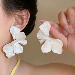 Vintage Enamel Flower Stud Earrings For Women White Creamy Gold Edge Oversized Floral Earring Jewelry Luxury Chic Gift