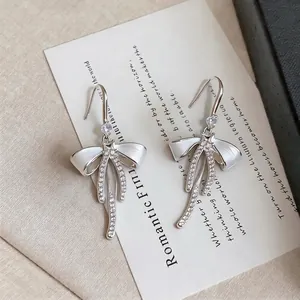 Eleganti orecchini a fiocco in stile francese con brillanti accenti di cristallo.