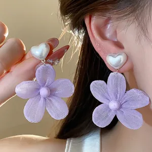 Orecchini a Bottone con Fiori in Chiffon Viola e Perla Artificiale Cuore Con Perno in Argento Sterling 925 per Donna
