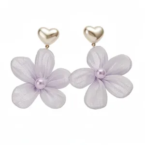 Eleganti orecchini a fiore in chiffon lavanda con cuori dorati e perle raffinate.