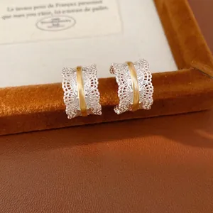 Pendientes de Botón Elegantes en Forma de C para Mujer Encaje Metal Filigrana Bicolor Oro Plata Chapado Poste de Plata