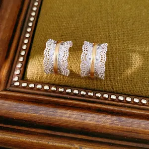 Pendientes de botón en forma de C con patrón de encaje en acabado metálico plata y oro