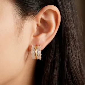 Elegantes pendientes de botón en forma de C estilo encaje en bicolor plata y oro