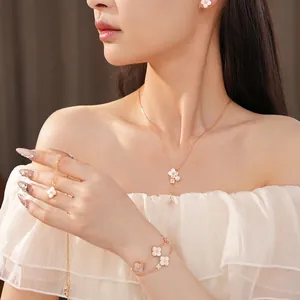 Elegante set di collana e bracciale con fiori di zirconia rosa su una modella asiatica